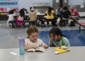 Más de 20 estados demandan a Trump por congelar fondos educativos para programas escolares