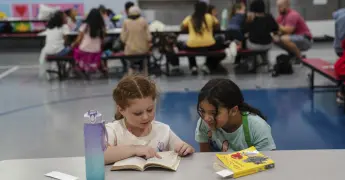 Más de 20 estados demandan a Trump por congelar fondos educativos para programas escolares