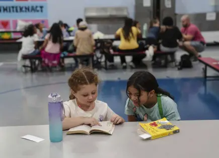 Más de 20 estados demandan a Trump por congelar fondos educativos para programas escolares