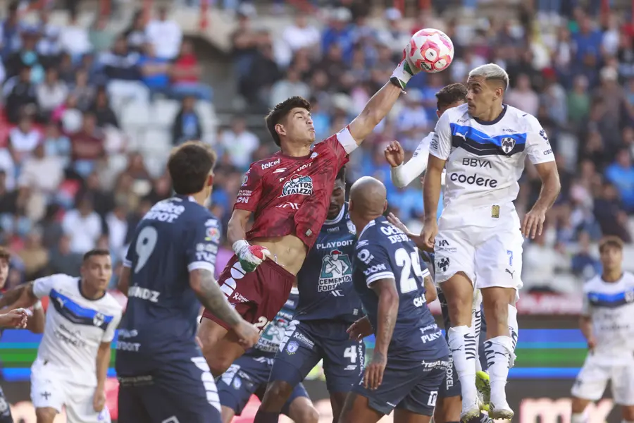 Pachuca arrasa con Monterrey en su debut del Apertura 2025