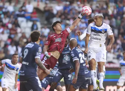 Pachuca arrasa con Monterrey en su debut del Apertura 2025