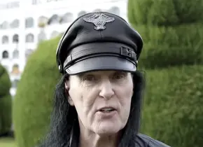 DAVE EVANS FILMA VIDEOCLIP EN CEMENTERIO