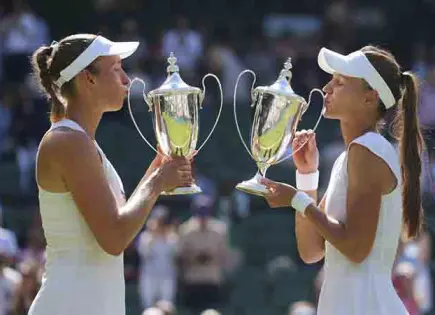 Kudermetova y Mertens campeonas en dobles