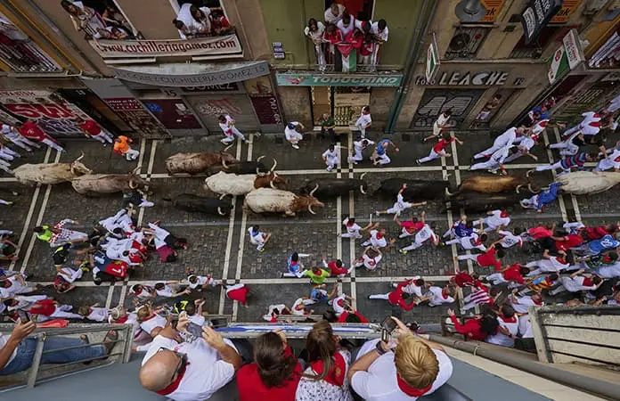 Mujeres también corren con los toros