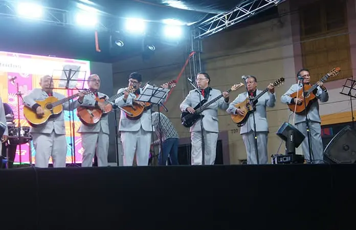 Ofrecen velada musical con varias rondallas