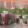 Pasajero golpeado, al volcar rauda camioneta