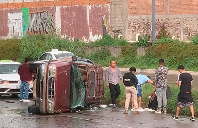 Video | Pasajero golpeado tras volcadura en Río Santiago 