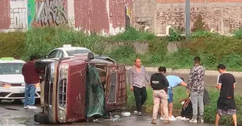 Video | Pasajero golpeado tras volcadura en Río Santiago 