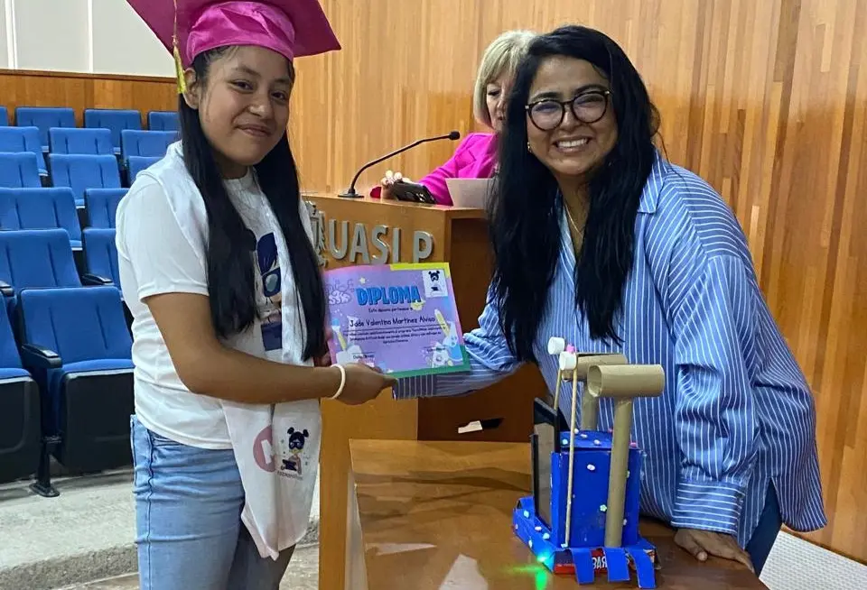 Niñas crean prototipos de silla de ruedas interactiva y un robot ambientalista