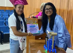 Niñas crean prototipos de silla de ruedas interactiva y un robot ambientalista