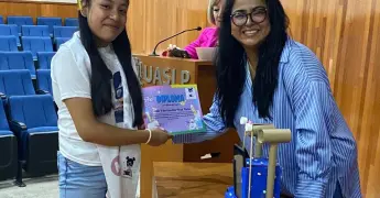 Niñas crean prototipos de silla de ruedas interactiva y un robot ambientalista