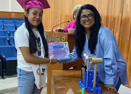 Niñas crean prototipos de silla de ruedas interactiva y un robot ambientalista
