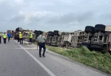 Vuelca tráiler con carga de maíz en tramo Ébano-Tamuín Vuelca tráiler con carga de maíz en tramo Ébano-Tamuín
