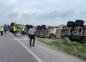 Vuelca tráiler con carga de maíz en tramo Ébano-Tamuín