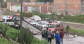 Un lesionado en volcadura sobre el Río Santiago