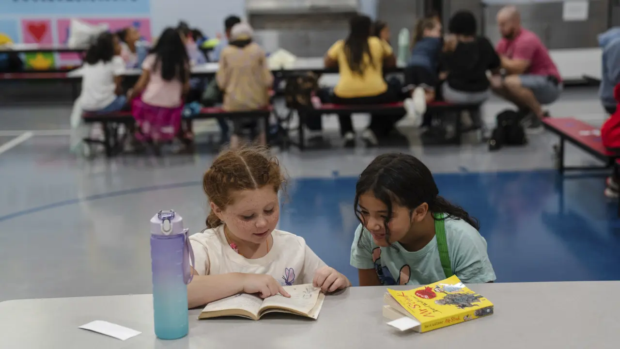 Demandan a Trump por congelar fondos educativos