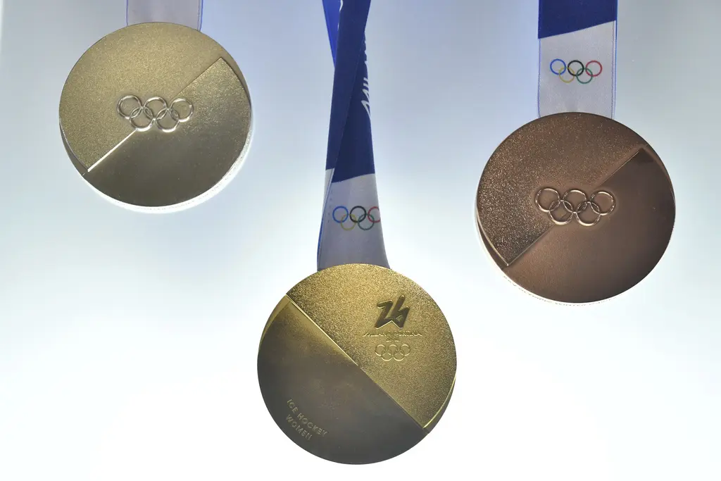 Medallas de los Juegos de Milán-Cortina simbolizan dos mitades que se unen