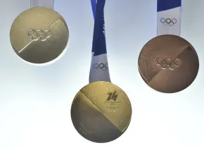 Medallas de los Juegos de Milán-Cortina simbolizan dos mitades que se unen