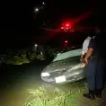 Automóvil cae a canal de agua
