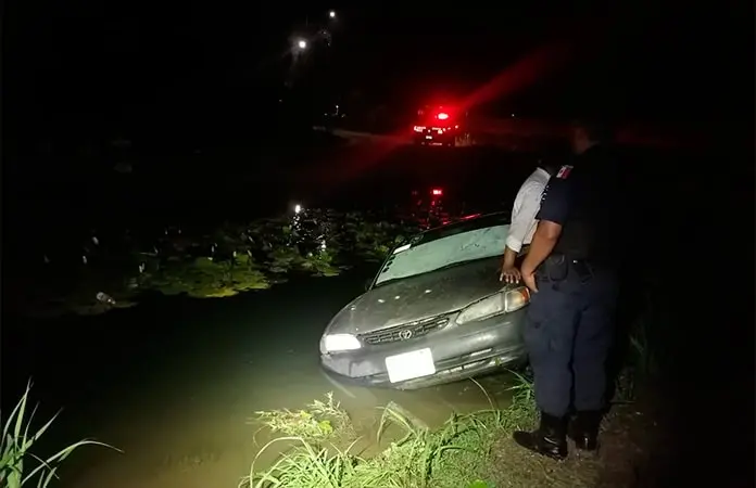 Automóvil cae a canal de agua