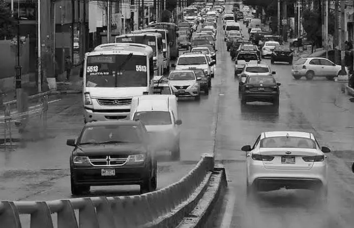 Automovilistas circulan sin activación de luces