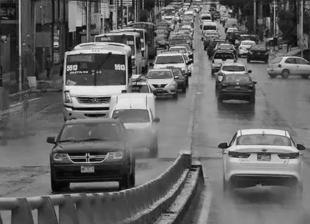 Automovilistas circulan sin activación de luces