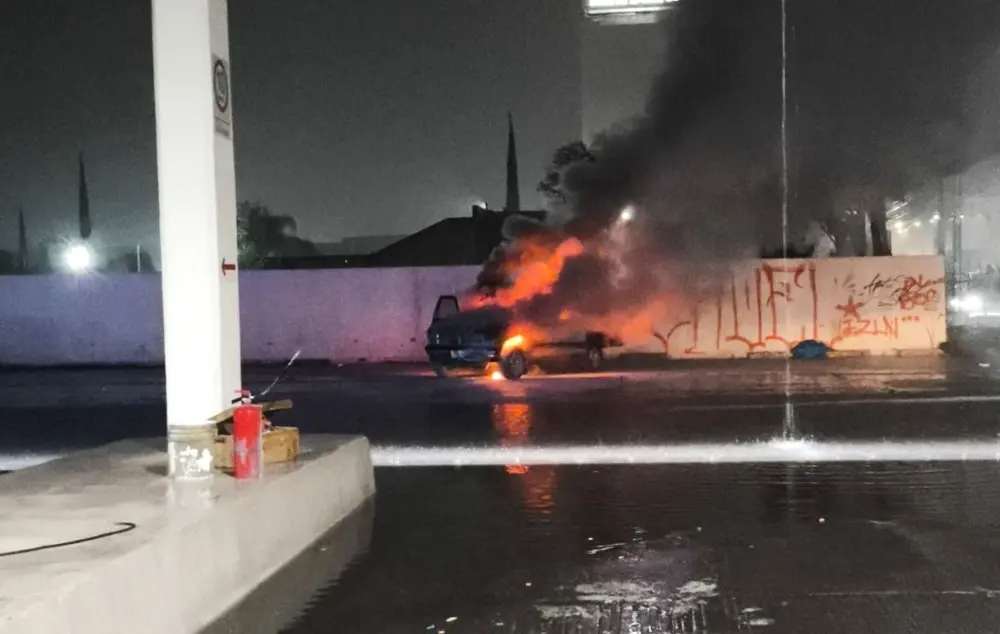 Fotos | Fuego consume una camioneta frente a la TTP