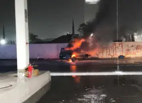 Fotos | Fuego consume una camioneta frente a la TTP