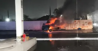 Fotos | Fuego consume una camioneta frente a la TTP