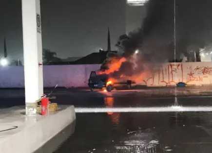 Fotos | Fuego consume una camioneta frente a la TTP