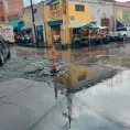 Comercios perjudicados por gigante fuga de aguas negras