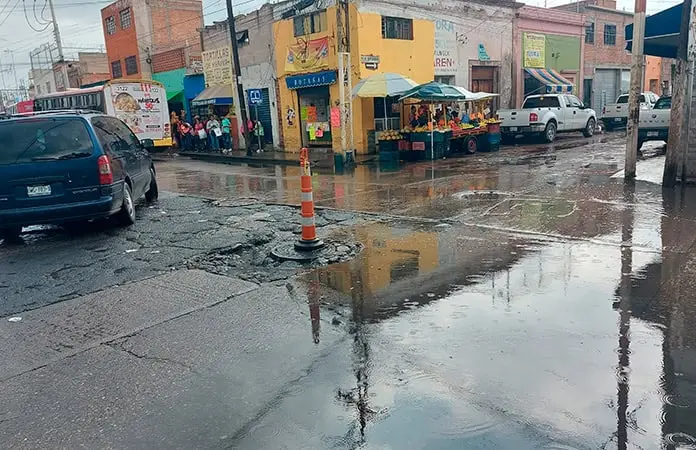 Comercios perjudicados por gigante fuga de aguas negras
