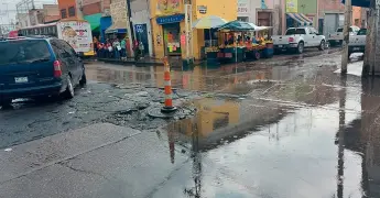Comercios perjudicados por gigante fuga de aguas negras