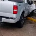 Impacta camioneta contra barda de tienda