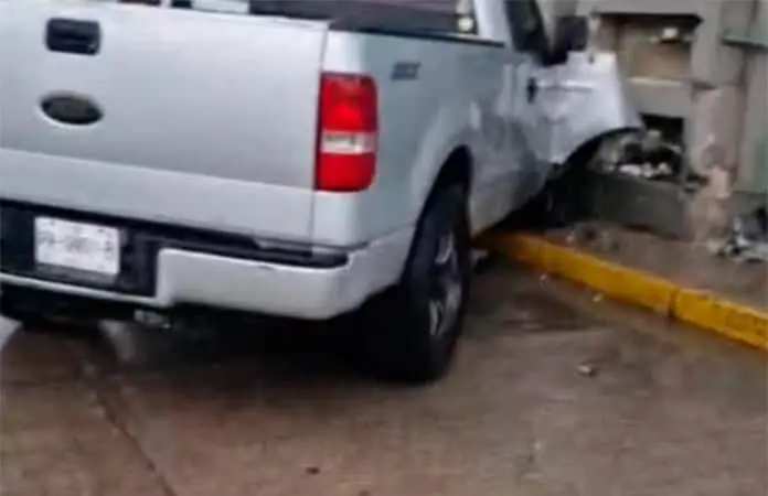 Impacta camioneta contra barda de tienda