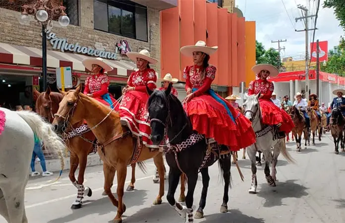 Realizan cabalgata por 475 aniversario