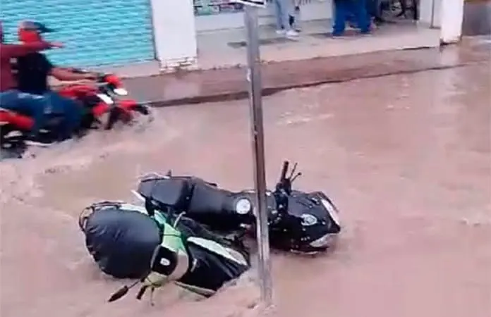 Tormenta inunda la ciudad provoca severos daños
