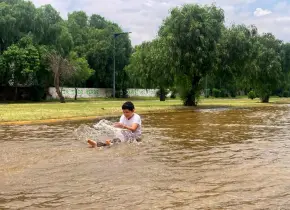 FOTO DEL DíA: Solitario Niño se divierte por el desfogue de la presa San José en el Río Santiago