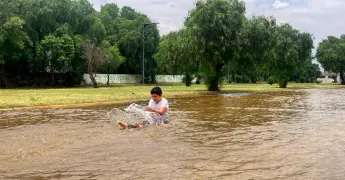 FOTO DEL DíA: Solitario Niño se divierte por el desfogue de la presa San José en el Río Santiago