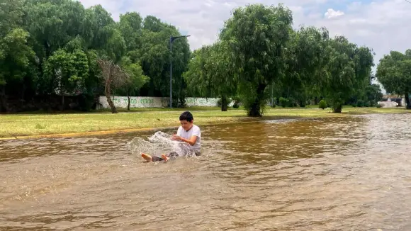 FOTO DEL DíA: Solitario Niño se divierte por el desfogue de la presa San José en el Río Santiago