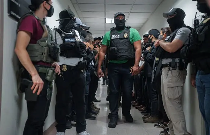Amplía ICE autoridad para detenciones