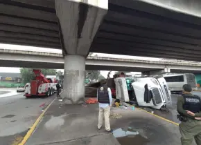 Vuelca tráiler abajo de puente de Villa de Pozos