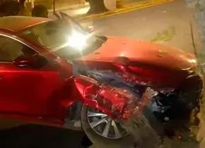 Conductor ebrio se estampa vs. árbol