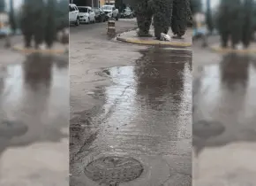 Vecinos denuncian aguas negras frente al C4; acusan omisión de Interapas