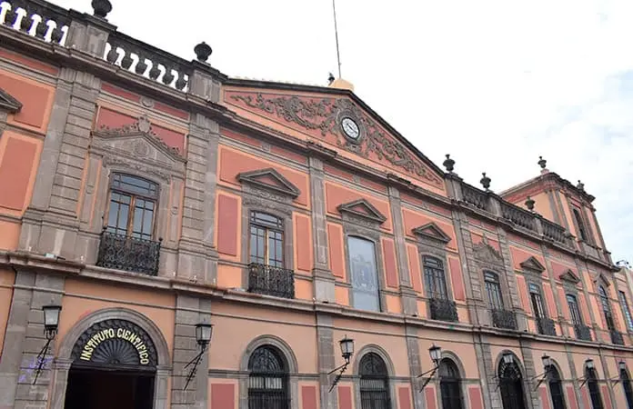 Hasta 16 mil por año cobra la UASLP