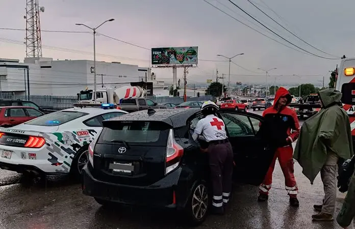 Policías salvan la vida a conductor infartado