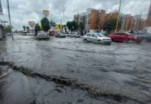 Video | Agua estancada en Acceso Norte pega al comercio y vialidad