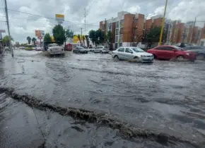 Video | Agua estancada en Acceso Norte pega al comercio y vialidad