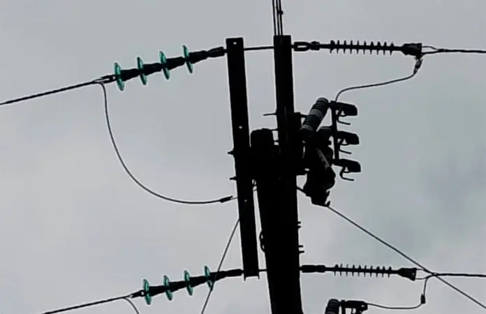 Tormenta deja sin luz a Zona Tének
