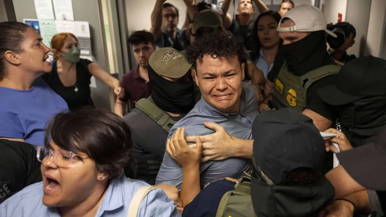 Demanda Colectiva Presentada por Arrestos de Inmigrantes en Tribunales